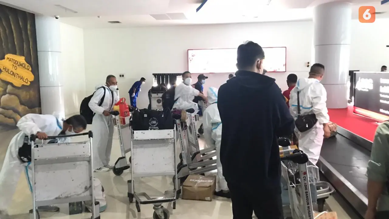 6 Warga Negara Asing asal China saat memasuki bandara Djalaluddin Gorontalo (Arfandi Ibrahim/Liputan6.com)