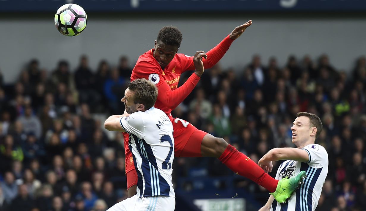 Penyerang Liverpool, Divock Origi, duel udara dengan dua pemain West Bromwich Albion. Pada laga tersebut Liverpool mendominasi pertandingan dengan penguasaan bola hingg 61 persen sementara West Bromwich Albion hanya 39 persen. (EPA/Will Oliver)