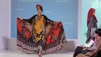 Model berjalan di atas catwalk saat pembukaan Fimela Fuchsia Market, Jakarta, Jumat (25/5). Event Fimela hadir dengan nuansa Ramadan yang berlangsung di Mall Kota Kasablanka pada 22-27 Mei 2018. (Liputan6.com/Faizal Fanani)