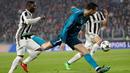 Penyerang Real Madrid, Cristiano Ronaldo berebut bola dengan pemain Juventus, Kwadwo Asamoah pada leg pertama perempat final Liga Champions di Stadion Allianz, Selasa (3/4). Ronaldo kembali menjadi bintang setelah membawa Madrid menang. (AP/Luca Bruno)
