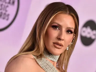 Penyanyi sekaligus penulis lagu asal Inggris, Ellie Goulding tiba pada acara American Music Awards 2022 di Microsoft Theater, Los Angeles, California, Amerika Serikat, 20 November 2022. Ellie Goulding mencuri perhatian dengan tampil mengenakan crop top perak berkilauan dan rok midi saat menghadiri American Music Awards 2022. (LISA O'CONNOR/AFP)