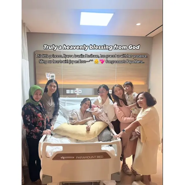 6 Momen Jessica Mila dan Keluarga Gendong Baby Kyarra, Hadirnya Jadi Pelengkap