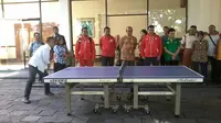 Menpora Imam Nahrawi bermain tenis di sela-sela pelepasan kontingen Paralimpiade Indonesia di Solo, Jumat (2/9/2016). (Bola.com/Romi Syahputra)