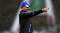 Pelatih Huddersfield, David Wagner memberikan arahan kepada pemainnya saat melawan Manchester United dalam pertandingan Liga Inggris di stadion John Smith di Huddersfield (21/10). (Nigel French / PA via AP)