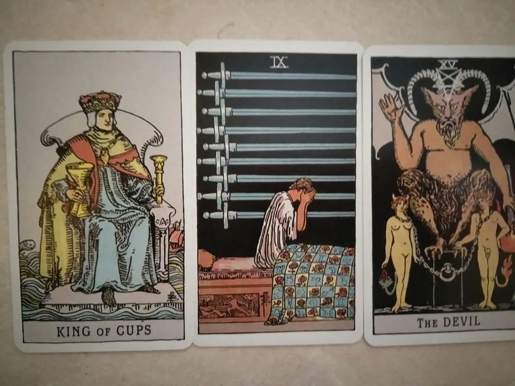 Tebaran kartu tarot hari ini oleh Lidia Pratiwi. (Sumber foto: Lidia Pratiwi/Bintang.com)