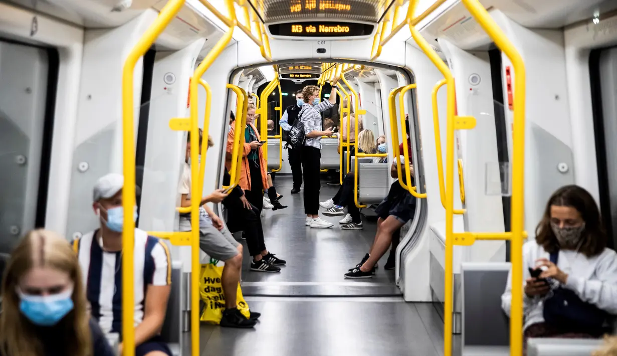 Orang-orang memakai masker di kereta metro di Kopenhagen pada Sabtu (22/8/2020) dini hari. Pemerintah Denmark telah mewajibkan pemakaian masker atau penutup wajah di transportasi umum untuk mencegah penyebaran Covid-19 mulai Sabtu (22/8) ini.  (Olafur STEINAR GESTSSON/Ritzau Scanpix/AFP)