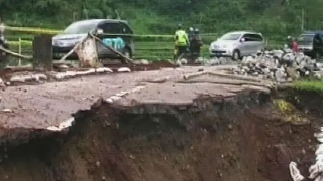 [VIDEO] Jalur Malang-Kediri Putus, Sawah Dijadikan Jalan