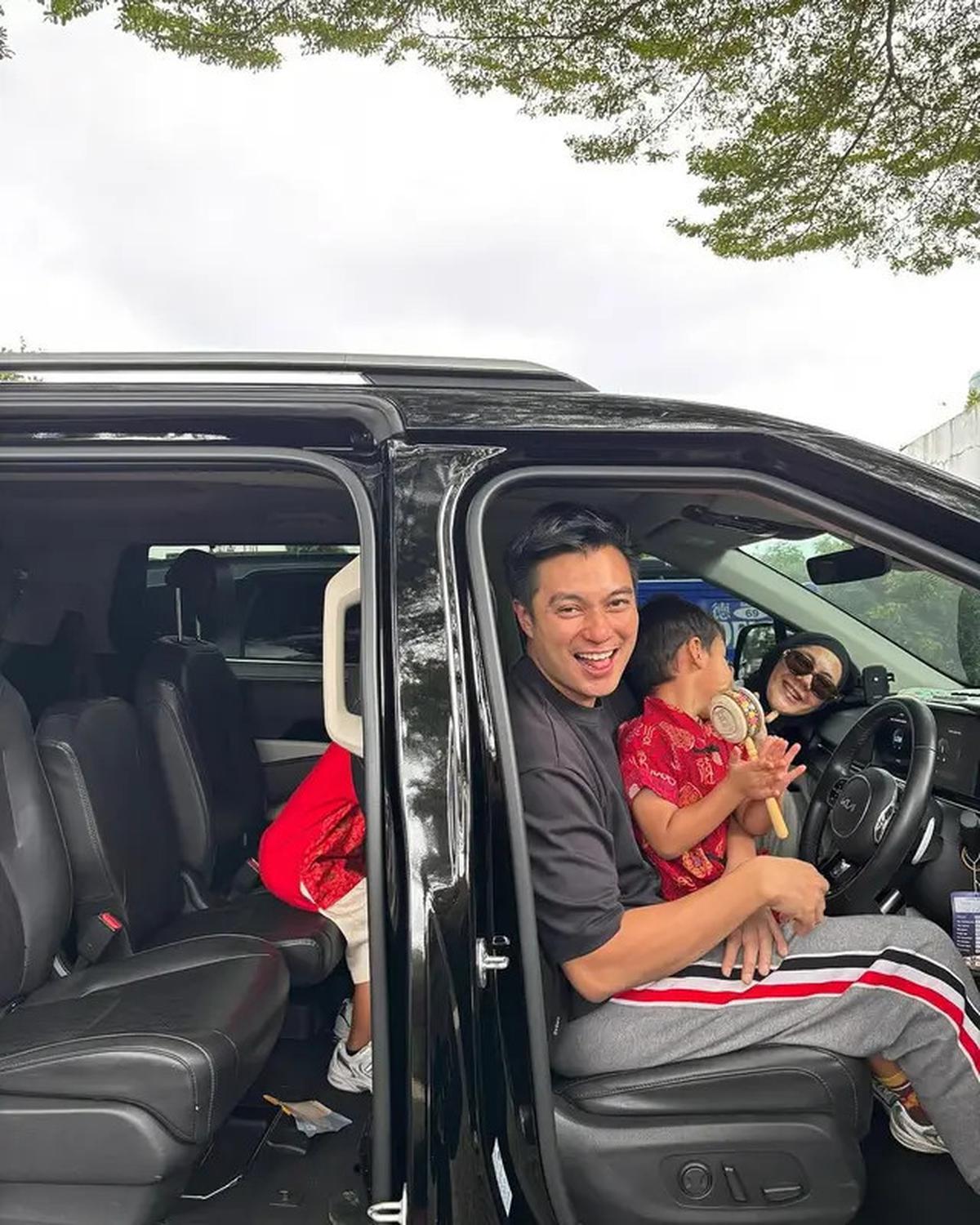 Masih Proses Cerai, Ini 6 Potret Baim Wong dan Paula Kompak Urus Anak di Hari Imlek