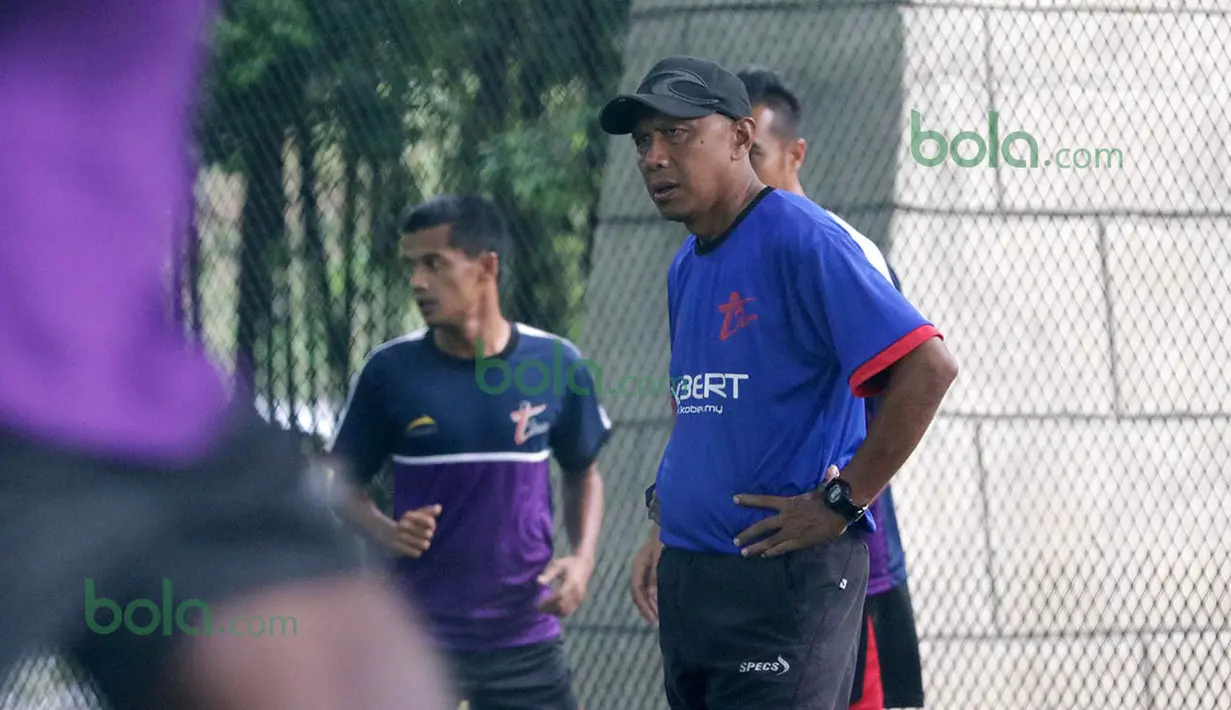Pelatih T-Team, Rahmad Darmawan memimpin anak buahnya berlatih di Lapangan Futsal Extreme Park Ipoh, Perak, Malaysia, Jumat (29/01/2016).Latihan dilakukan di lapangan futsal karena stadion tergenang air. (Bola.com/Nicklas Hanoatubun)