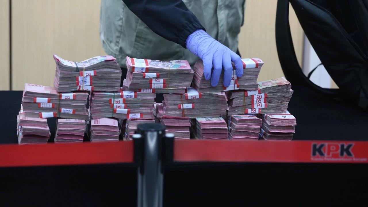 FOTO: KPK Tunjukkan Barang Bukti Uang 850 Juta Hasil OTT Ketua PN Depok