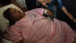 Petugas membawa Eman Ahmed Abd El Aty menuju ambulan di rumah sakit di Mumbai (4/5). Sebelumnya Aty telah melakukan operasi untuk menurunkan berat badanya menjadi 300 kg dari total berat sebelumnya yang mencapai 500 kg. (AFP Photo/Str)