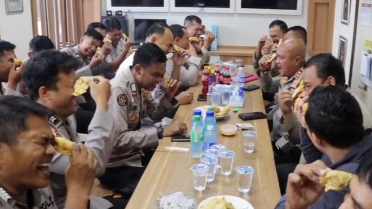 Patut Ditiru, Momen Keakraban Kapolres dengan Anggota satu Meja Ngopi Plus Gorengan 'Biar Makin Semangat Dan
