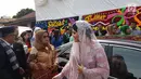 Putri Presiden Joko Widodo, Kahiyang Ayu tiba di lokasi acara pemberian Boru Siregar, di Medan Johor, Selasa (21/11). Ini adalah kediaman Doli Sinomba Siregar, tulang atau kakak laki-laki dari ibunda Bobby Nasution. (Liputan6.com/Aditya Eka Prawira)