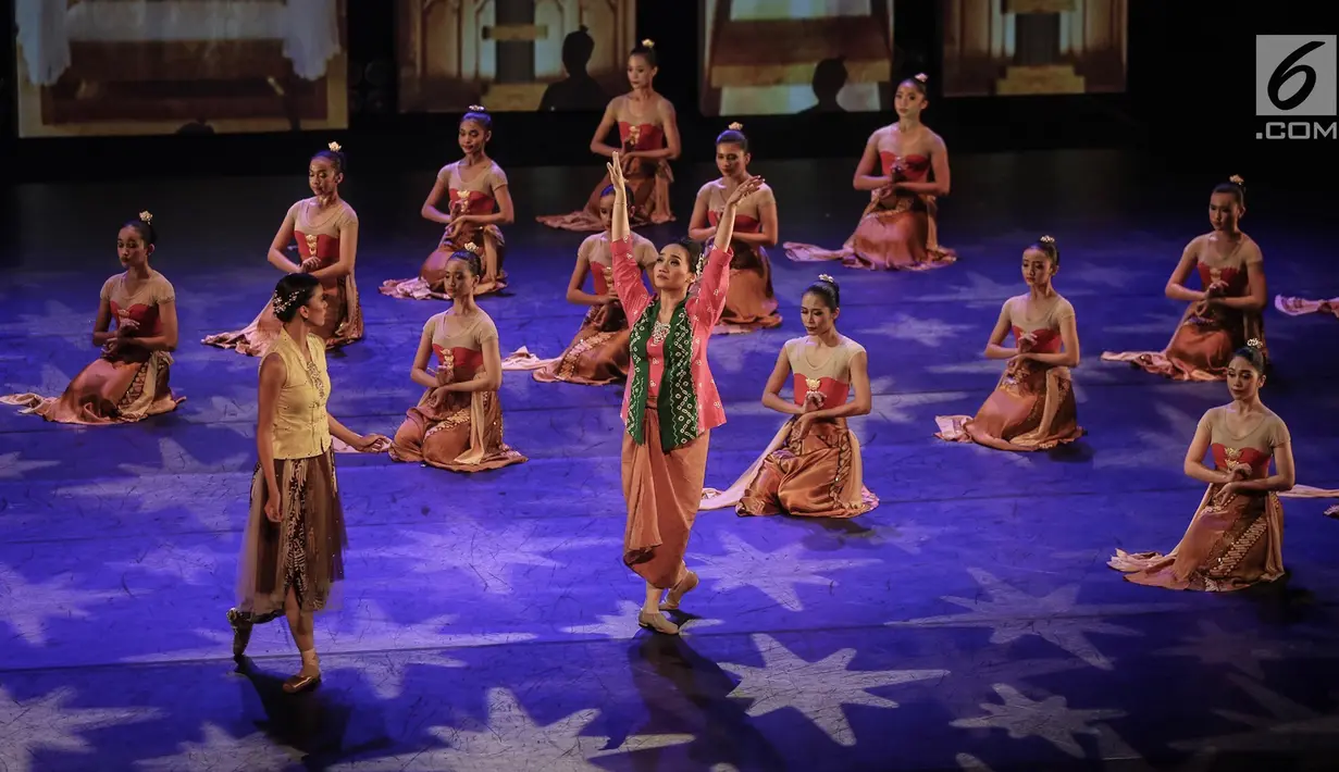 Pebalet Namarina Youth Dance (NYD) mementaskan karya bertajuk Anantari di Teater Jakarta, Taman Ismail Marzuki, Jakarta, Jumat (23/11). Kisah Anantari mengajak untuk menyelami kepekaan terhadap diri sendiri dan lingkungan. (Liputan6.com/Fery Pradolo)