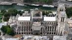 Katedral Notre Dame sedang menjalani restorasi setelah rusak parah akibat kebakaran hebat, Paris, Prancis, Minggu (14/7/2019). Katedral Notre Dame mengalami kebakaran hebat pada 15 April 2019. (Kenzo TRIBOUILLARD/AFP)