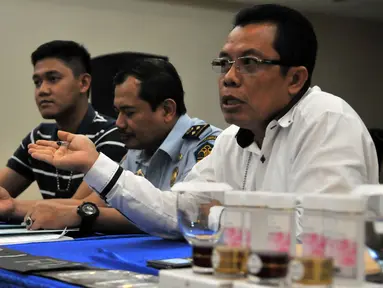 Petugas imigrasi beserta Kepolisian Polres Jaksel memberikan keterangan pers  di Kantor Imigrasi, Jakarta, Kamis (21/1/2016). Petugas imigrasi mengamankan ratusan kosmetik kecantikan yang diduga ilegal. (Liputan6.com/Yoppy Renato)