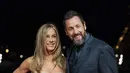 Baik Sandler maupun Aniston tidak hadir di ajang Oscar pada hari Minggu. Seperti yang dicatat oleh Cosmopolitan, Anda biasanya hanya diundang ke Oscar jika Anda adalah seorang nominator, bagian dari pembuatan film yang dinominasikan, penerima penghargaan kehormatan, mempersembahkan sebuah penghargaan, atau tamu dari seseorang yang diundang. (AP Photo/Lewis Joly)