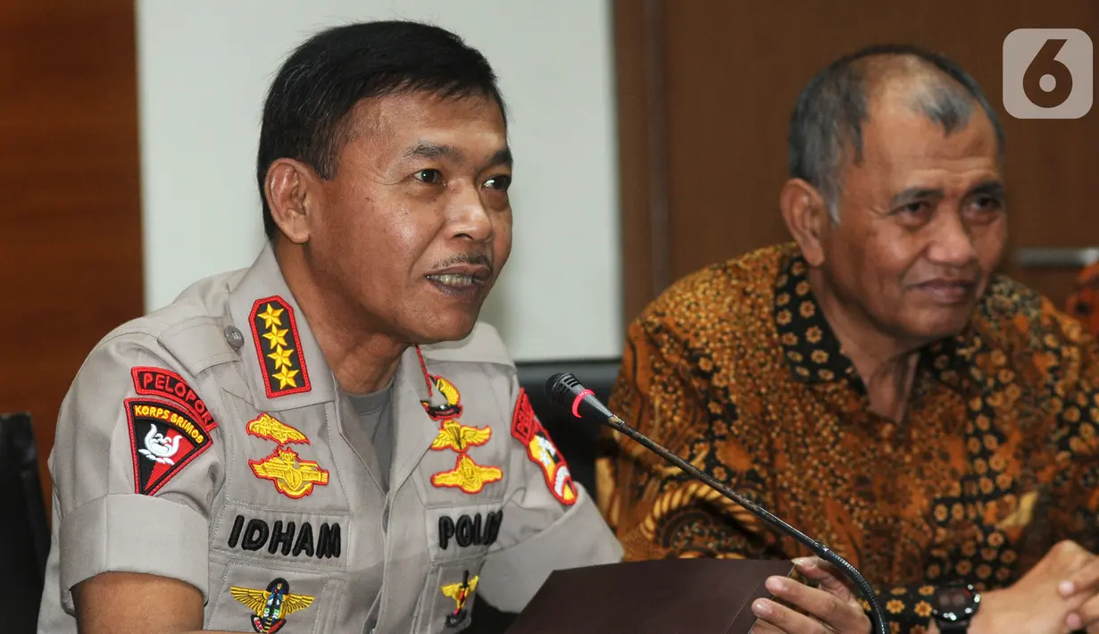 Kapolri Jenderal Idham Azis (kiri) didampingi Pimpinan KPK Agus Rahardjo (kanan) memberi keterangan usai menggelar pertemuan tertutup di Gedung KPK, Jakarta, Senin (4/11/2019). Pertemuan membahas sinkronisasi antara Kepolisian dengan KPK. (merdeka.com/Dwi Narwoko)