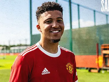 Manchester United merampungkan perburuan sayap Borussia Dortmund, Jadon Sancho pada 23 Juli lalu. Bintang Borussia Dortmund itu ditebus dengan mahar senilai 73 juta pund sterling, lebih murah dari yang pernah dipatok pada musim lalu senilai 108 juta pound sterling. (Foto: twitter@manutd)