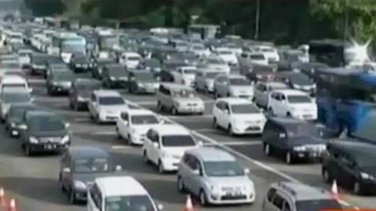 VIDEO: Libur Panjang, Ribuan Kendaraan Padati Puncak Bogor