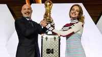 Natalia Vodianova memamerkan koper Louis Vuitton dan trofi Piala Dunia 2018 di Paris. (AFP/Bertrand Guay)