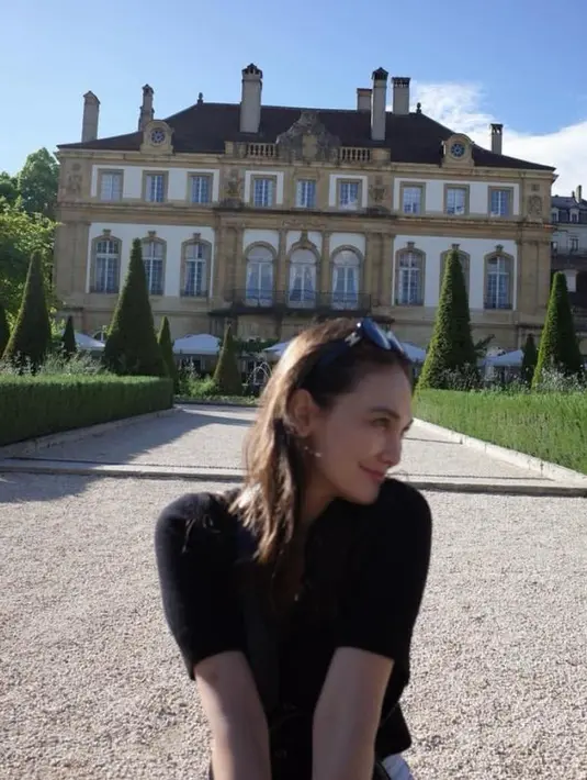 Kekasih Maxime Bouttier tersebut menunjukkan wajahnya dalam jarak dekat atau close up. Ia tampil begitu menawan dengan makeup minimalis.   [@lunamaya]