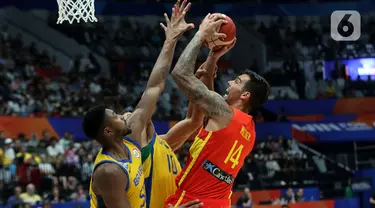 Pemain timnas basket Spanyol, Willy Hernangomez (kanan) berduel dengan dua pebasket Brasil, Bruno Caboclo dan Tim Soares pada penyisihan Grup G FIBA World Cup 2023 di Indonesia Arena, Gelora Bung Karno, Jakarta, Senin (28/8/2023). (Liputan6.com/Helmi Fithriansyah)