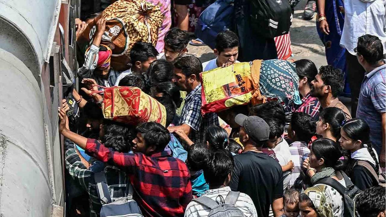 FOTO: Konflik India-Pakistan Memanas, Warga Panik Mengungsi KeTempat Aman
