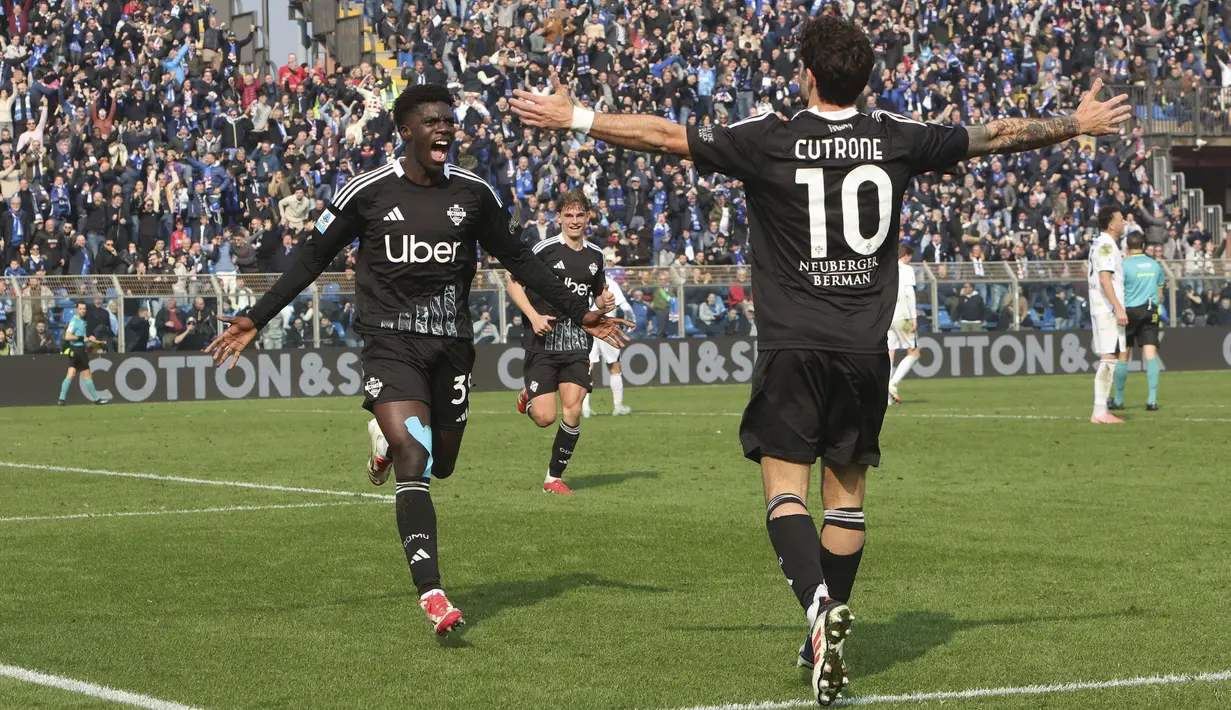 Pemain Como, Assane Diao melakukan selebrasi setelah mencetak gol ke gawang Napoli dalam laga lanjutan Liga Italia 2024/2025 di Giuseppe-Sinigaglia Stadium, Como, Italia, Minggu (23/02/2025) waktu setempat. (AP Photo/LaPresse/Antonio Saia)