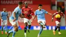 Gelandang Manchester City, Rodri (kanan), melepaskan umpan dalam laga lanjutan Liga Inggris 2020/21 pekan ke-12 melawan Manchester United di Old Trafford Stadium, Sabtu (12/12/2020). Manchester City bermain imbang 0-0 dengan Manchester United. (AFP/Paul Ellis/Pool)