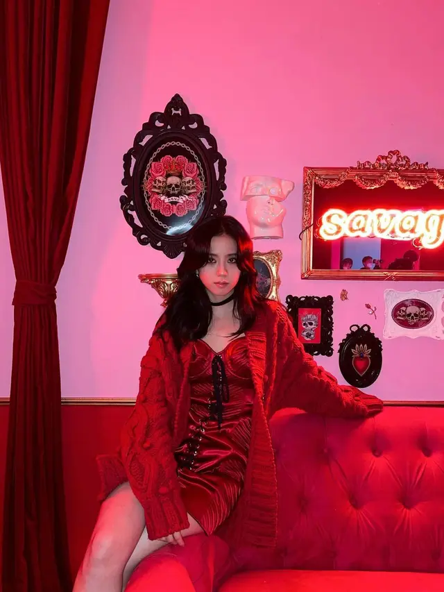 Ide Busana Bernuansa Merah ala Idol Korea, Inspirasi Adu Gaya Virtual Saat Imlek Tiba