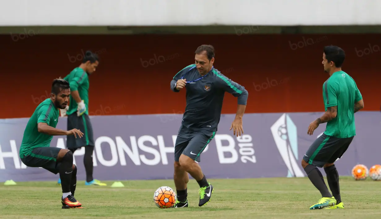 Aksi Irfan Bachdim (kanan) dan Zulham Zamrun (kiri) saat berlatih bersama asisten pelatih, Wolfgang Pical di Stadion Maguwoharjo, Sleman, Jumat (7/10/2016). (Bola.com/Nicklas Hanoatubun)