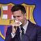 Lionel Messi menangis saat mengucapkan selamat tinggal kepada Barcelona. (AFP/Pau Barrena)