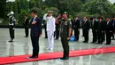 PM Jepang, Shinzo Abe saat berdoa di Taman Makam Pahlawan, Jakarta, Rabu (22/4/2015). PM Abe berdoa untuk Eto Sichio, warga Jepang yang membantu perjuangan rakyat Indonesia saat perang kemerdekaan. (Liputan6.com/Yoppy Renato)