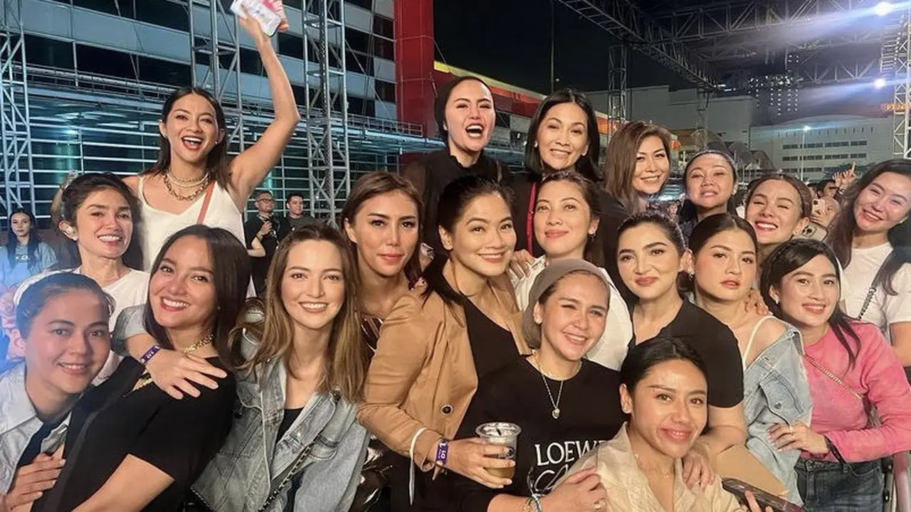 Gaya Outfit Santai Sederet Artis Hadir di Konser Sheila On 7