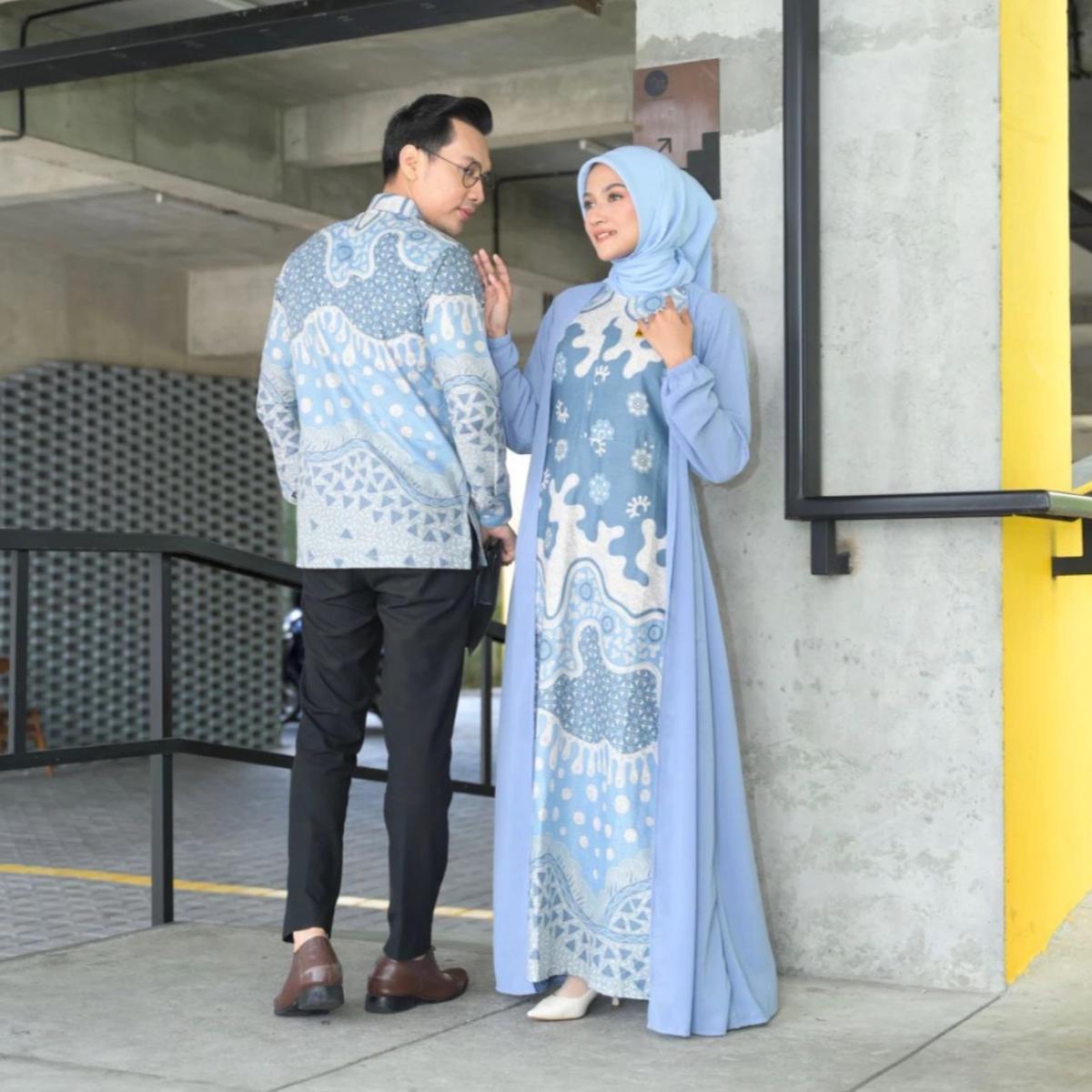 Gaya Lebaran 2025 Super Kekinian! Inspirasi Baju Couple Warna Ice Blue yang Bikin Semua Mata Tertuju pada Kamu!