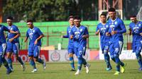 Pemain Persib Bandung berlatih di Makassar pada Sabtu (17/8/2019). Mereka mengenakan pita merah putih untuk merayakan HUT ke-74 Republik Indonesia. (Bola.com/Abdi Satria)