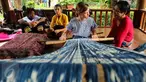 Seorang siswi belajar menenun di Jakarta Intercultural School (JIS) Pondok Indah, Jakarta (24/10). Kegiatan tersebut dalam rangka Cultural Week jelang peringatan Sumpah Pemuda 28 Oktober. (Liputan6.com/Fery Pradolo)
