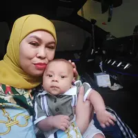 Baby Leslar terlihat sangat menggemaskan ketika ia digendong oleh neneknya, Sukartini. (Foto: instagram.com/mamah_kejora)
