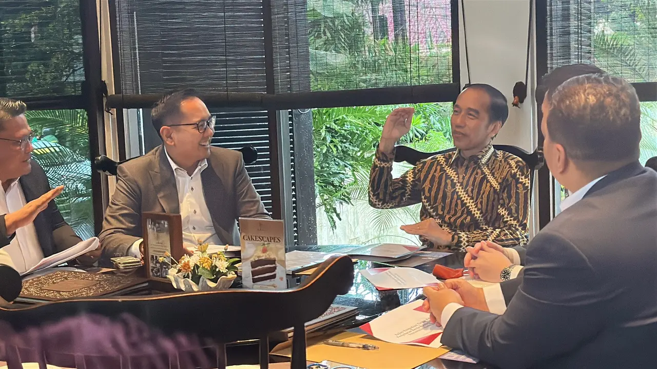 Presiden Ke-7 Republik Indonesia Joko Widodo alias Jokowi di Menteng, Jakarta Pusat, Selasa (22/4/2025). Jokowi menjawab isu adanya matahari kembar, yang dimaknai sebagai dua kekuatan penguasa yakni Jokowi dan Presiden Prabowo Subianto.