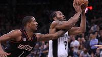 Pemain San Antonio Spurs, Kawhi Leonard, saat pertandingan melawan  Houston Rockets pada gim kedua semifinal wilayah barat di AT&T Center, San Antonio, Rabu (3/5/2017) waktu setempat. (AFP/Ronald Martinez).