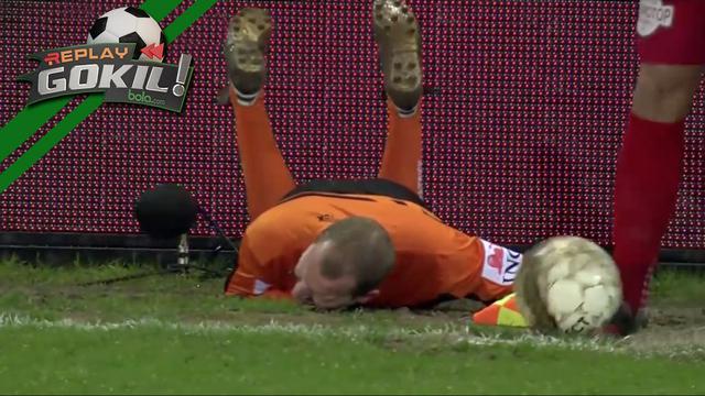 Replay Gokil: Wasit Liga Belgia Ini Dibuat Cedera Pemain
