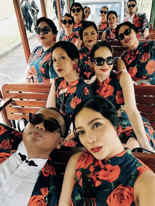 Enzy juga menambahkan aksesori berupa antingdan kacamata untuk penampilannya yang penuh aksi. [Foto: Instagram/ Enzy Storia]