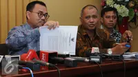 Menteri ESDM Sudirman Said (kiri) bersama Ketua KPK Agus Rahardjo (kedua kanan) memberikan keterangan pers hasil rapat koordinasi di Gedung KPK, Jakarta, Senin (15/2). (Liputan6.com/Helmi Afandi)    