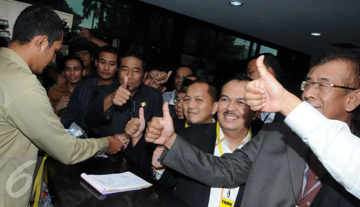 Puluhan anggota DPRD DKI mengacungkan jempol usai mengisi buku tamu di KPK, Jakarta, Rabu (17/2). Kedatangan Wakil Ketua DPRD Abraham 'Lulung' Lunggana dan rombongan itu untuk menanyakan perkembangan kasus RS Sumber Waras. (Liputan6.com/Helmi Afandi)