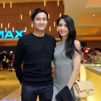 Pasangan selebriti, Ririn Dwi Ariyanti dan Aldi Bragi ketika ditemui di premiere film Terminator Genisys di Gandaria City XXI, Jakarta, Rabu (24/6/2015). Terminator Genisys menceritakan tentang kehidupan di tahun 2029.(Liputan6.com/Panji Diksana) 