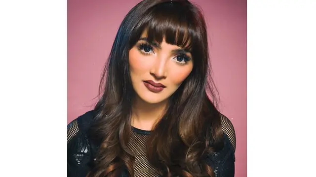 Ashanty terlihat awet muda dan cantik dengan riasan wajah yang tebal.