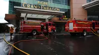 Petugas pemadam bersiap memadamkan kebakaran yang terjadi di Hotel Grand Paragon, Jakarta, Senin (2/1). Senin pagi kebakaran terjadi di Hotel Grand Paragon Jakarta, puluhan petugas berupaya melakukan pemadaman. (Liputan6.com/Helmi Fithriansyah)