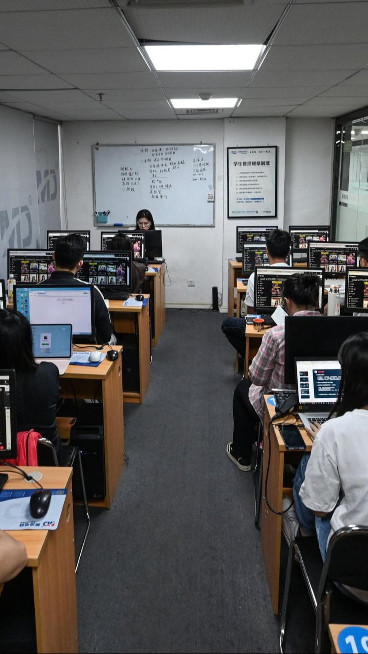 Sekolah-sekolah ini mengajarkan para muridnya untuk memasarkan produk dan jasa secara live streaming pada platform media sosial hingga e-commerce, seperti TikTok Shop dan Shopee.