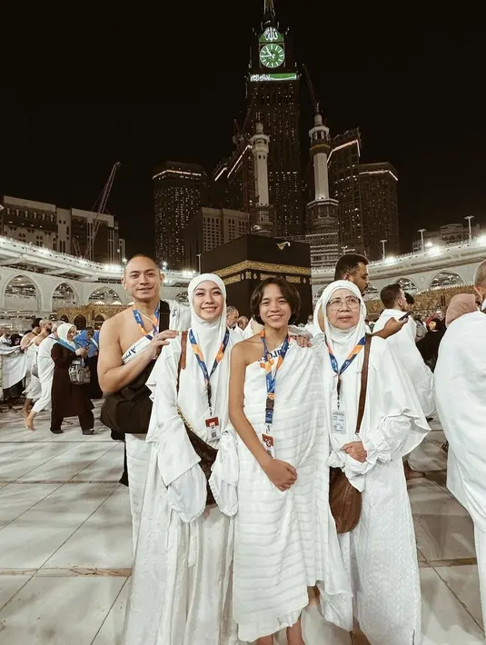 Melalui media sosial, Bunga Citra Lestari membagikan momen serunya saat merayakan pergantian tahun di Tanah Suci. [instagram/itsmebcl]